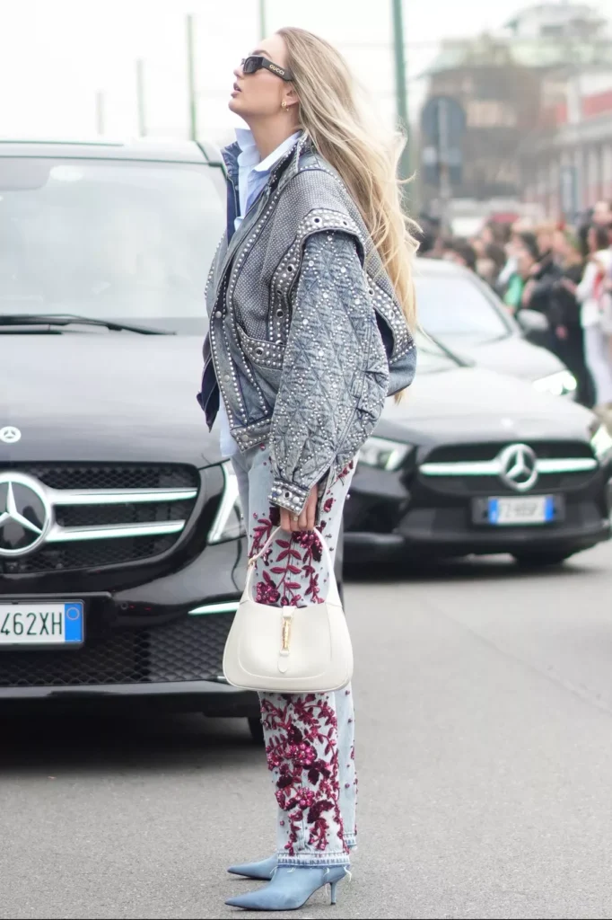Jeans decorados con lentejuelas y tachuelas: la tendencia del 2025