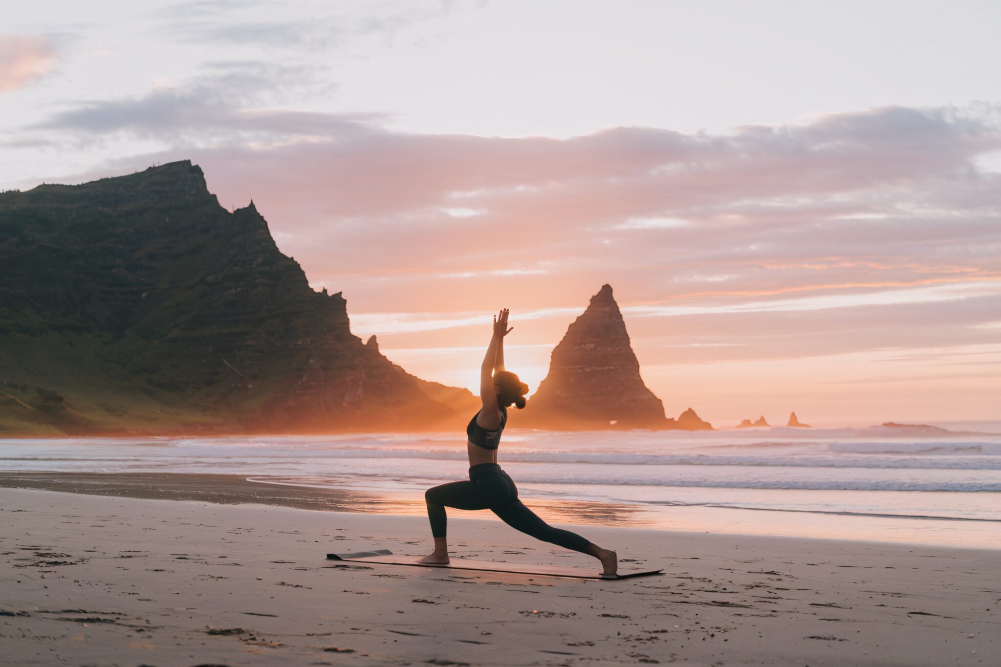 Descubre cómo el yoga y la meditación ayudan a reducir el estrés, mejorar la flexibilidad y fomentar la paz mental. Aprende los beneficios respaldados por estudios científicos
