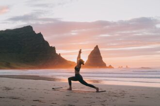 Descubre cómo el yoga y la meditación ayudan a reducir el estrés, mejorar la flexibilidad y fomentar la paz mental. Aprende los beneficios respaldados por estudios científicos