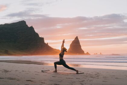 Descubre cómo el yoga y la meditación ayudan a reducir el estrés, mejorar la flexibilidad y fomentar la paz mental. Aprende los beneficios respaldados por estudios científicos