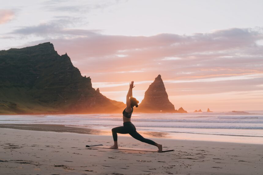 Descubre cómo el yoga y la meditación ayudan a reducir el estrés, mejorar la flexibilidad y fomentar la paz mental. Aprende los beneficios respaldados por estudios científicos