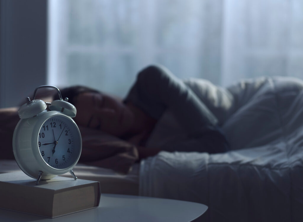 Establecer una rutina de sueño regular para mejorar la calidad del descanso