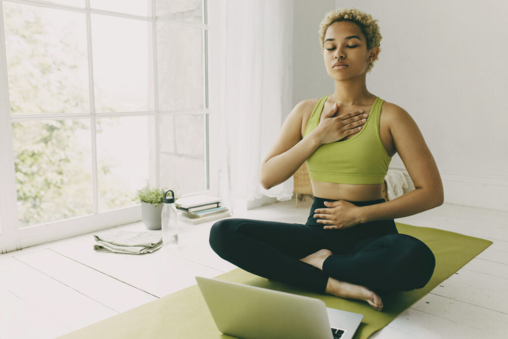 Ejercicio de respiración en yoga para mejorar la salud cardiovascular