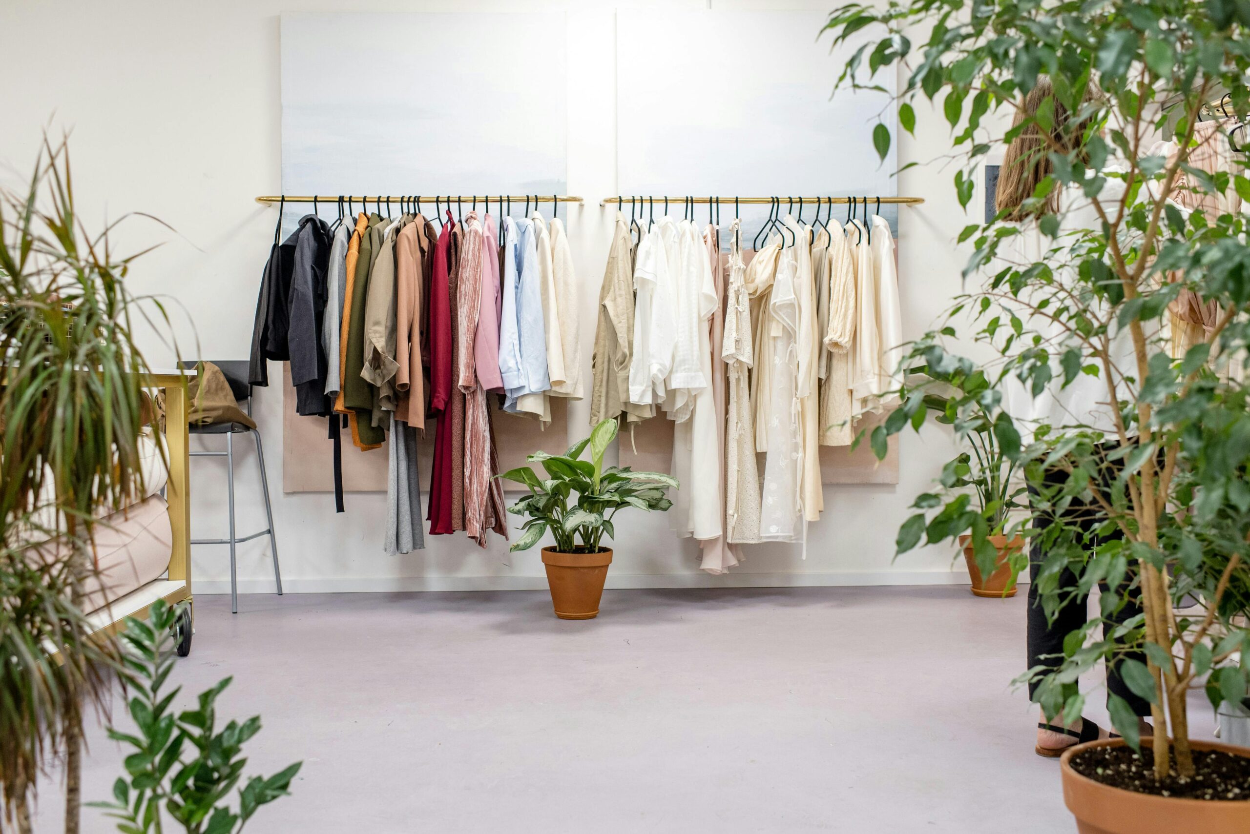 Marcas de moda sostenible como Patagonia y Stella McCartney que apuestan por materiales ecológicos y prácticas éticas