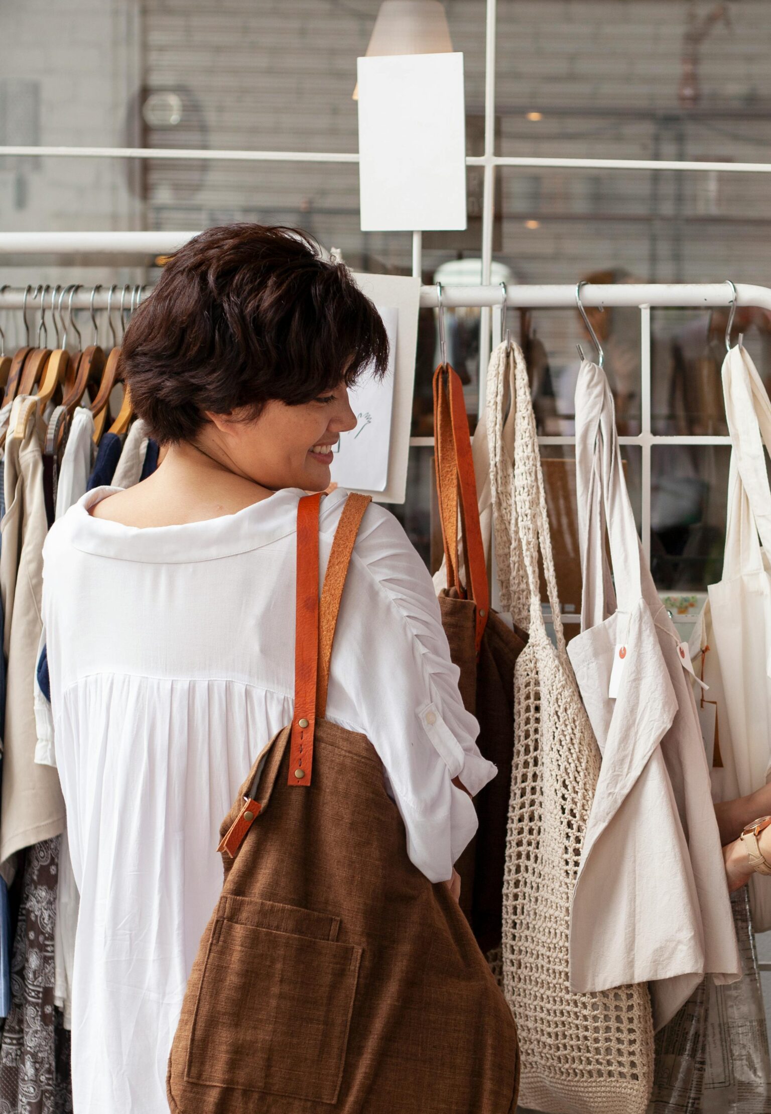 Slow Fashion vs Fast Fashion: cómo hacer compras de ropa más sostenibles