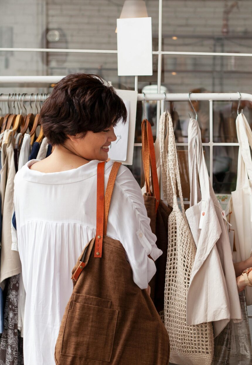 Slow Fashion vs Fast Fashion: cómo hacer compras de ropa más sostenibles